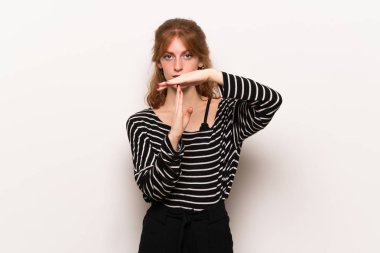 Bir hareket durdurmak için beyaz duvar yapma dur jestle elini genç Kızıl saçlı kadın