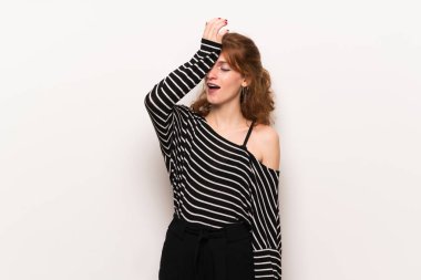 Beyaz duvar genç Kızıl saçlı kadın bir şeyin farkına vardım ve çözüm isteyen vardır