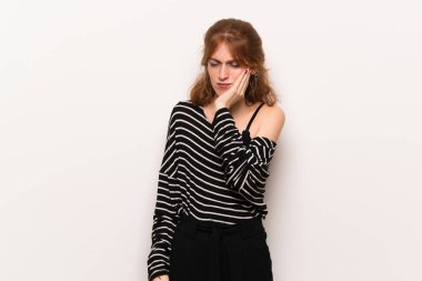 Diş ağrısı ile beyaz duvar genç Kızıl saçlı kadın