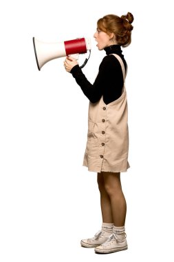 Bir megafon ile izole beyaz arka plan üzerinde bağıran bir genç Kızıl saçlı kadının tam uzunlukta bir atış