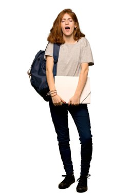 Ağız açık ile ön izole beyaz arka plan üzerinde bağıran bir genç redhead öğrenci tam uzunlukta bir kadeh