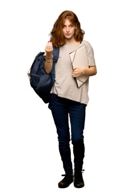 İzole beyaz arka plan üzerinde İtalyan jest yapma bir genç redhead öğrenci tam uzunlukta bir kadeh