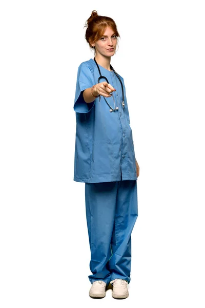 Uma Foto Completa Uma Enfermeira Ruiva Jovem Aponta Dedo Para — Fotografia de Stock