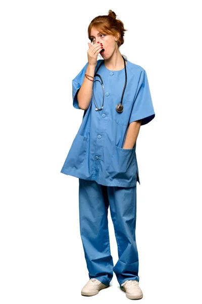 Uma Foto Completa Uma Jovem Enfermeira Ruiva Bocejando Cobrindo Boca — Fotografia de Stock