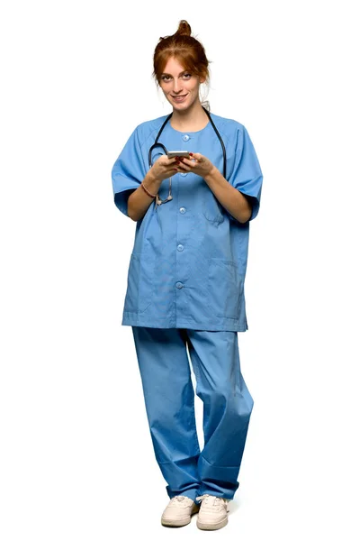 Eine Ganzkörperaufnahme Einer Jungen Rothaarigen Krankenschwester Die Eine Nachricht Mit — Stockfoto