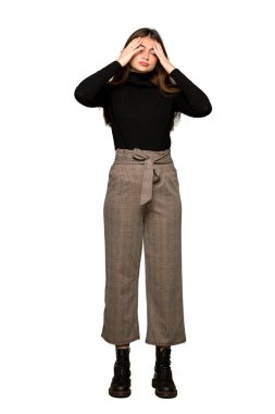 Güzel kız mutsuz ve izole beyaz arka planda bir şey ile sinirli tam uzunlukta atış