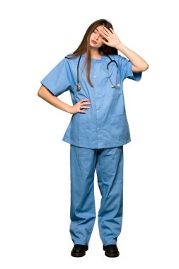 Yorgun ve hasta ifade izole beyaz zemin üzerine ile tam uzunlukta atış genç hemşire