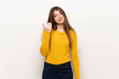 Sarı kazak el ile gelmek davet ile genç bir kadın. Mutlu sen geldin