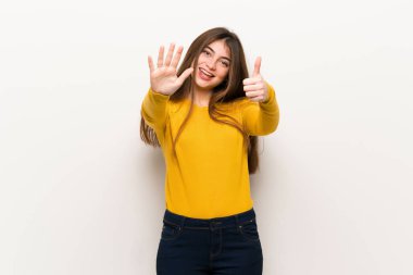 Altı parmaklı sayma sarı kazaklı genç kadın