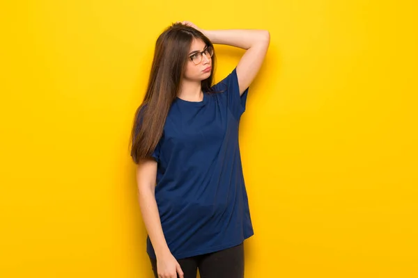 Mujer Joven Con Gafas Sobre Pared Amarilla Que Tiene Dudas — Foto de Stock