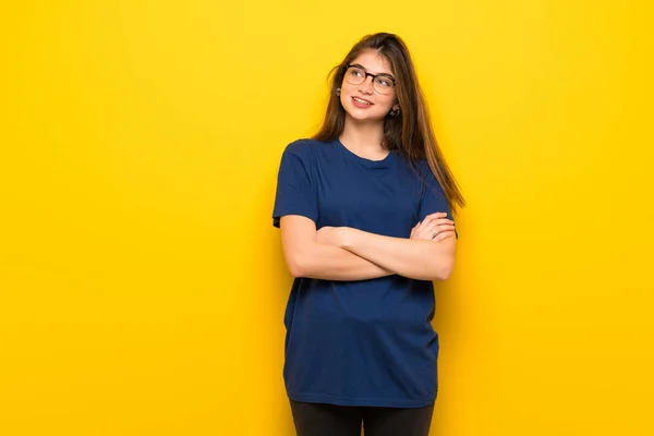 Mujer Joven Con Gafas Sobre Pared Amarilla Mirando Hacia Arriba — Foto de Stock