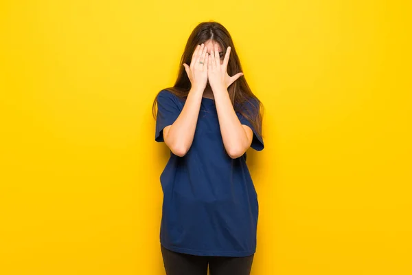 Mujer Joven Con Gafas Sobre Pared Amarilla Cubriendo Los Ojos —  Fotos de Stock