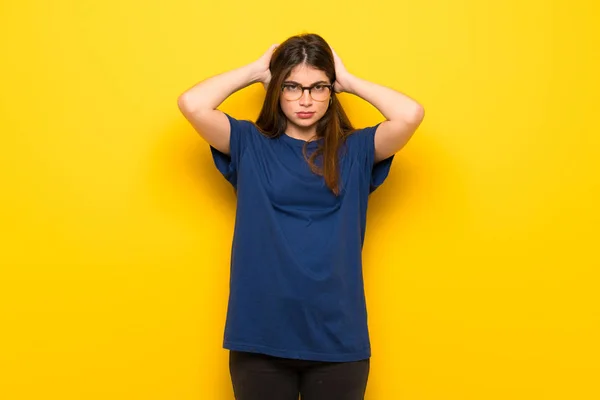 Mujer Joven Con Gafas Sobre Pared Amarilla Toma Las Manos — Foto de Stock