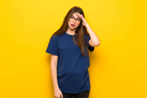 Mujer Joven Con Gafas Sobre Pared Amarilla Acaba Darse Cuenta — Foto de Stock