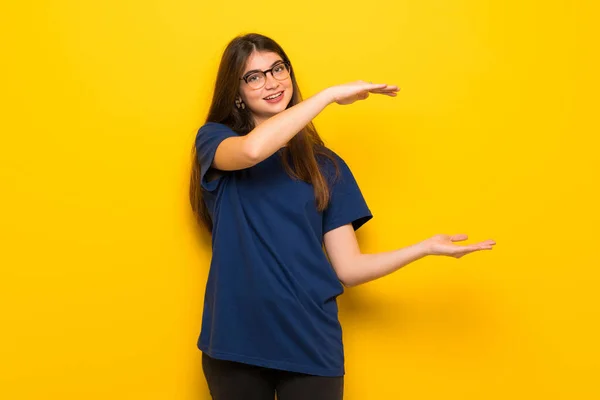 Νεαρή Γυναίκα Γυαλιά Πάνω Από Κίτρινο Τοίχο Εκμετάλλευση Copyspace Για — Φωτογραφία Αρχείου