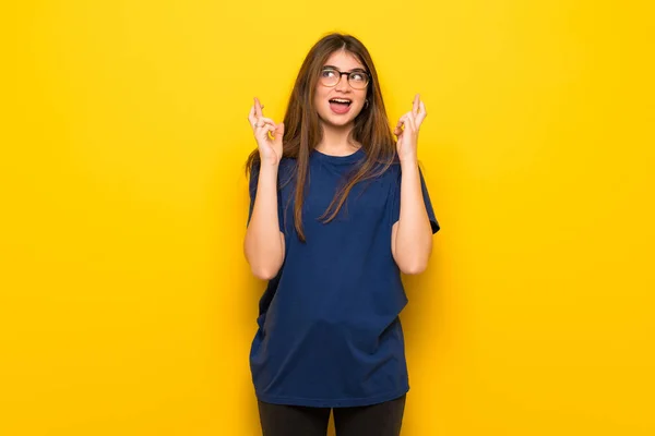 Junge Frau Mit Brille Über Gelbe Wand Mit Daumen Drücken — Stockfoto