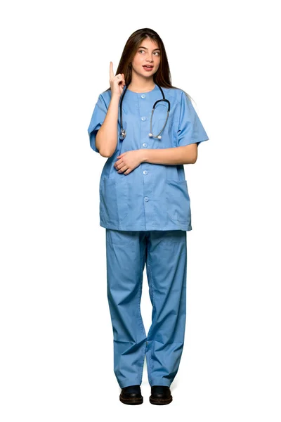 Foto Completa Enfermera Joven Pensando Una Idea Apuntando Con Dedo — Foto de Stock