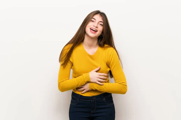 Mujer Joven Con Suéter Amarillo Sonriendo Mucho Mientras Pone Las — Foto de Stock