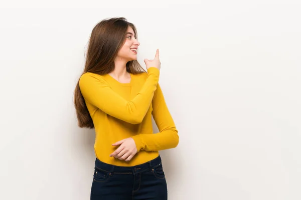 Mujer Joven Con Suéter Amarillo Apuntando Hacia Atrás Con Dedo — Foto de Stock