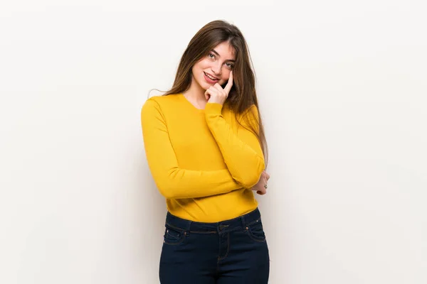 Mujer Joven Con Suéter Amarillo Mirando Hacia Frente — Foto de Stock