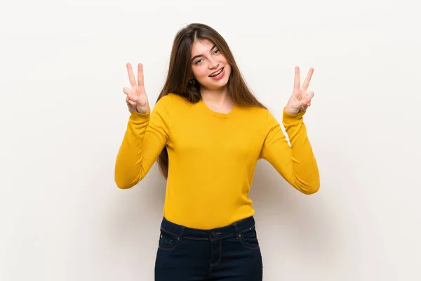 Mujer Joven Con Suéter Amarillo Sonriendo Mostrando Signo Victoria Con — Foto de Stock