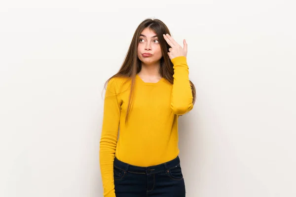 Mujer Joven Con Suéter Amarillo Con Problemas Para Hacer Gesto — Foto de Stock