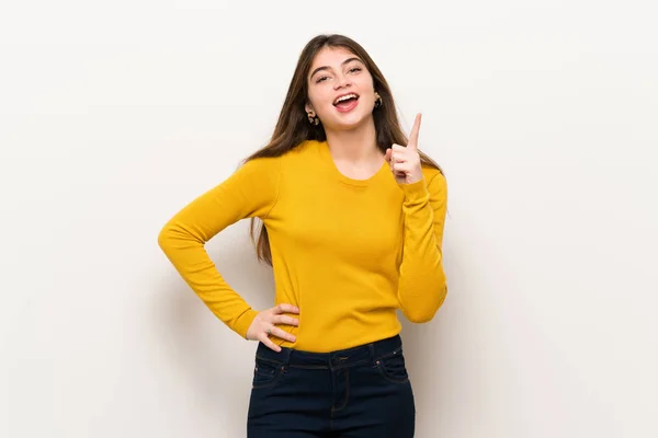 Junge Frau Mit Gelbem Pullover Zeigt Und Hebt Einen Finger — Stockfoto