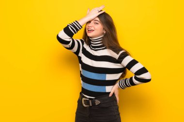 Sarı duvarın üzerinden genç kadın bir şeyin farkına vardım ve çözüm isteyen vardır