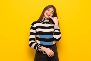 Genç kadın telefon jest yaparak sarı duvarın üzerinden. Bana arka işareti de