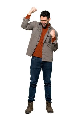 İzole beyaz zemin üzerinde bir zafer kutluyor sakallı yakışıklı adam tam uzunlukta atış