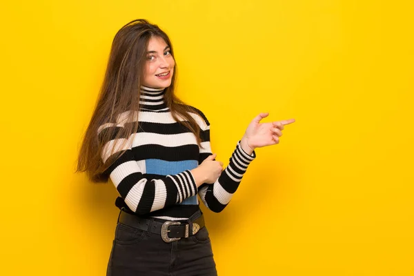 Young Woman Yellow Wall Pointing Finger Side Lateral Position — Stock Photo, Image