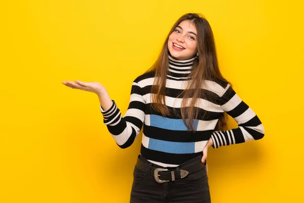 Young Woman Yellow Wall Holding Copyspace Imaginary Palm Insert — Stock Photo, Image