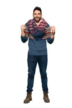 Kazanan pozisyon izole beyaz zemin üzerinde bir zaferini kutluyor hippi adamın tam uzunlukta atış