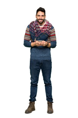 Tam uzunlukta atış hippi adamın izole beyaz arka plan üzerinde mobil ileti gönderme