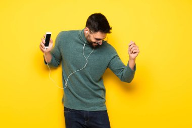 Telefon ile müzik dinleme gözlüklü yakışıklı adam