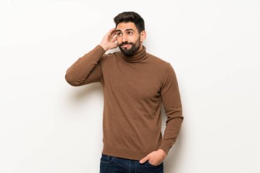 Beyaz duvar kafa çizilmemesi bir fikir düşünce yakışıklı adam