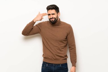 Yakışıklı adam intihar jest yapma sorunları olan beyaz duvar