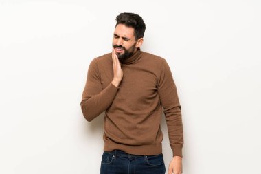 Diş ağrısı ile beyaz duvar yakışıklı adam