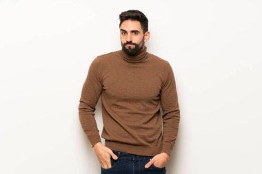 Beyaz duvar duygu üzgün yakışıklı adam