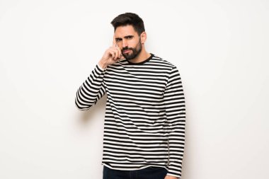 şüpheleri ve düşünme çizgili gömlekli olan yakışıklı adam