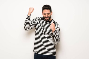 çizgili gömlekli bir zaferini kutluyor yakışıklı adam