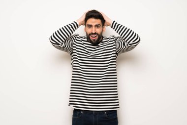 çizgili gömlekli olan yakışıklı adam alır Eller başının üstüne çünkü migren vardır