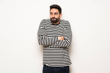 omuz kaldırma sırasında jest çizgili gömlek yapma yakışıklı adamla şüpheler