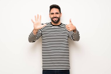 çizgili gömlekli altı parmak ile sayma ile yakışıklı adam