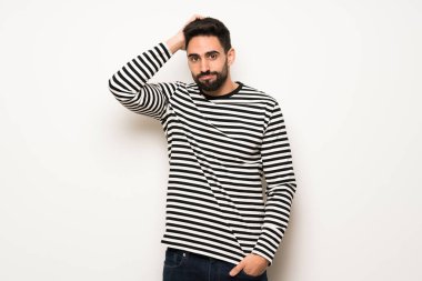 hayal kırıklığı ve anlayış değil bir ifade ile çizgili gömlekli olan yakışıklı adam