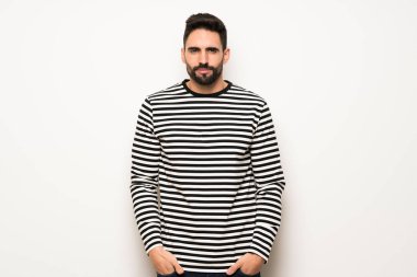 çizgili gömlekli portre yakışıklı adam
