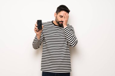 sorunlu holding smartphone kırık ile çizgili gömlekli olan yakışıklı adam