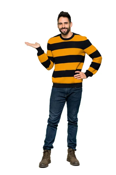 Tiro Completo Homem Bonito Com Suéter Listrado Segurando Copyspace Imaginário — Fotografia de Stock