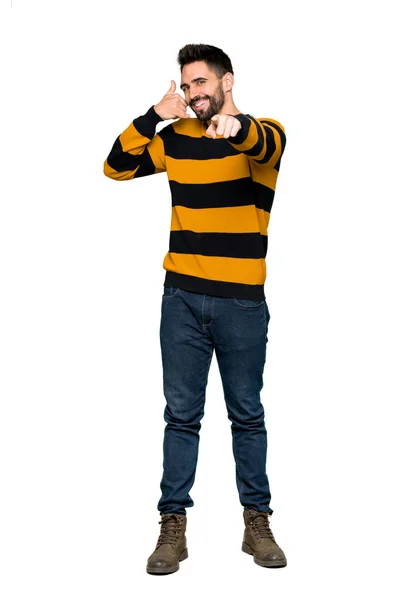 Tiro Completo Homem Bonito Com Camisola Listrada Fazendo Gesto Telefone — Fotografia de Stock