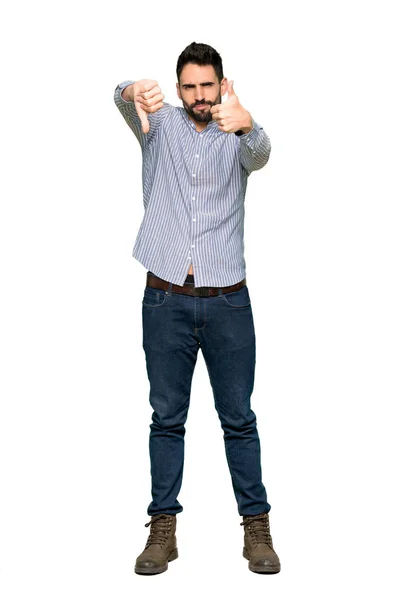 Полнометражный Снимок Элегантного Мужчины Рубашке Хорошим Плохим Знаком Неопределившийся Между — стоковое фото